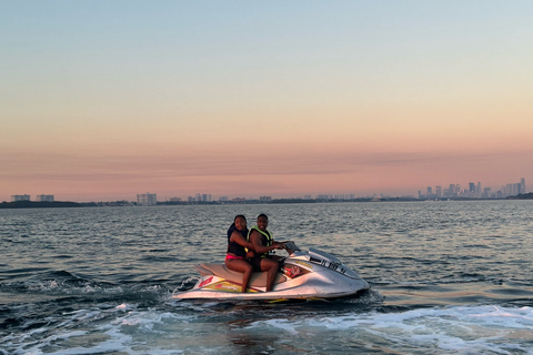 Miami - ett äventyr med vattenskoter Jetski-äventyr med båtresa från centrumMiami - ett äventyr med jetski Jetski-äventyr med båtresa från centrum