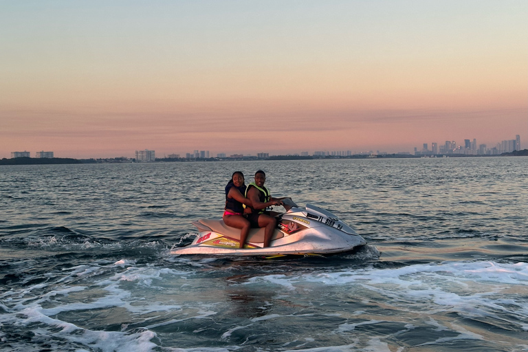 Miami - ett äventyr med vattenskoter Jetski-äventyr med båtresa från centrumMiami - ett äventyr med jetski Jetski-äventyr med båtresa från centrum