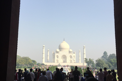 Depuis Delhi : Taj Mahal Sunrise et visite d'Agra en voiture avec guide