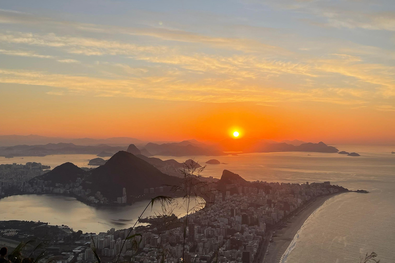 Dois irmãos sunrise hike & drone video