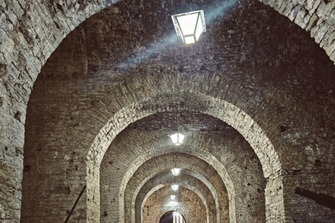 Z Tirany: Gjirokastër UNESCO i Blue Eye – wycieczka 1-dniowa z przewodnikiemZ Tirany: Gjirokastër UNESCO i Blue Eye wycieczka 1-dniowa z przewodnikiem