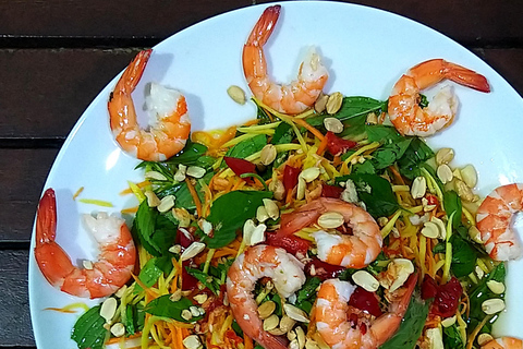 Aula de culinária em Hue com um local - visite o mercado e cozinhe alimentos locais