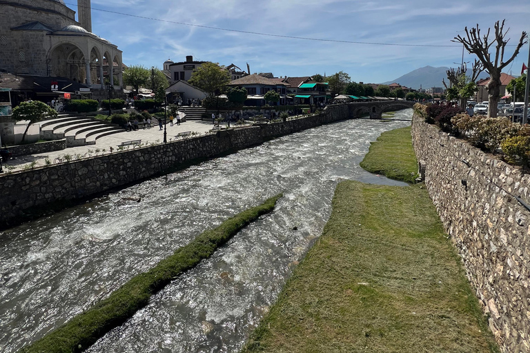 رحلة نهارية إلى كوسوفو: استكشف بريشتينا وبريزرن من تيرانا