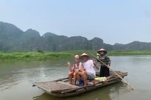 Ancienne capitale de Hoa Lu - Grotte de Mua et excursion en bateau à Tam Coc