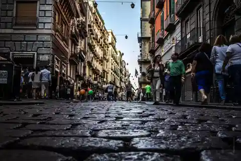 Découvrez l'art urbain dans les rues animées du quartier espagnol de Naples