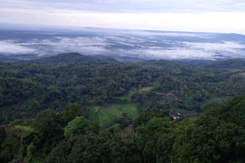 Circuit de trekking en douceur à Yogyakarta vers l&#039;ancien volcan NglanggeranTrekking au coucher du soleil à Yogyakarta