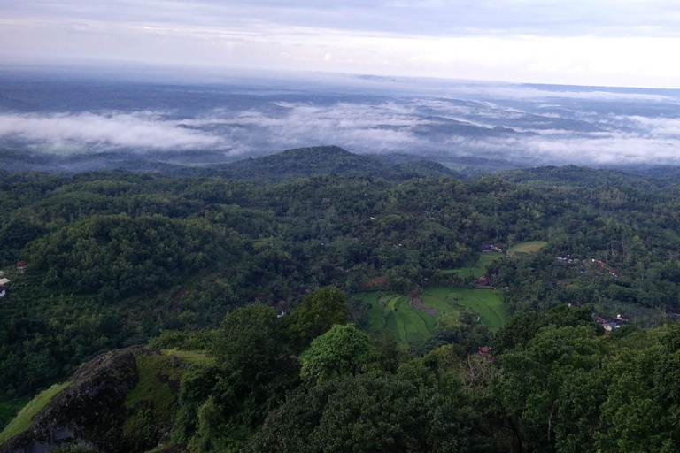 Excursión de senderismo suave por Yogyakarta al antiguo volcán NglanggeranExcursión de senderismo de un día en Yogyakarta