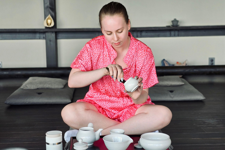 Jeju: Tea Meditation in a temple with Head Monk