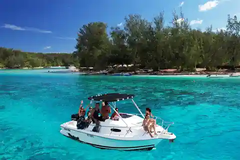 Moorea: 6 H Private Boat Tour with Snorkeling and Lunch