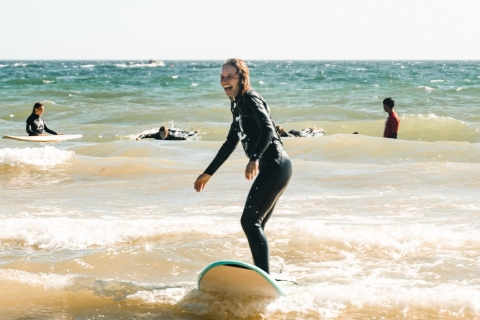 Albufeira : Surfer sur la plage de Galé