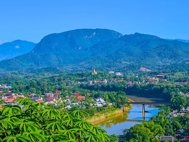 Luang Prabang: Tak Bat Ceremony, Pak Ou Caves & Boat Tour