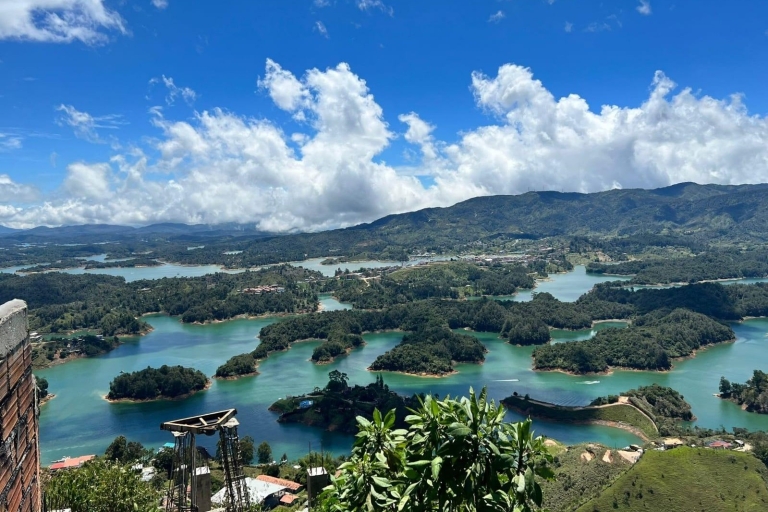 Visite de la ville et du lac de Guatape et randonnée au rocher El PeñolGuatape et ville de Peñol (visite personnalisée)