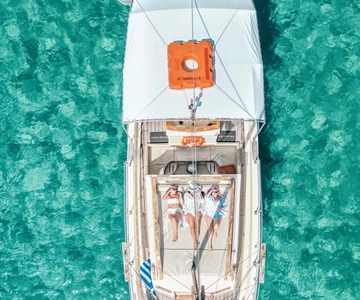 Mykonos: Private Cruise by Wooden Boat with Snorkeling