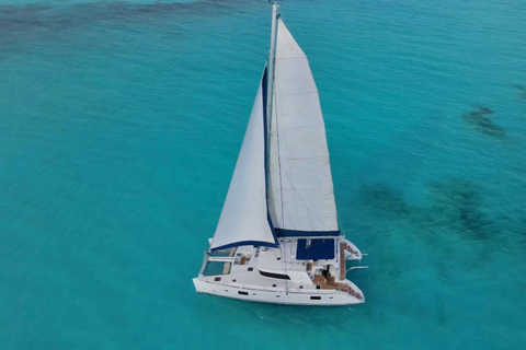 Van Riviera maya; catamaran alleen voor volwassenen naar isla mujeres