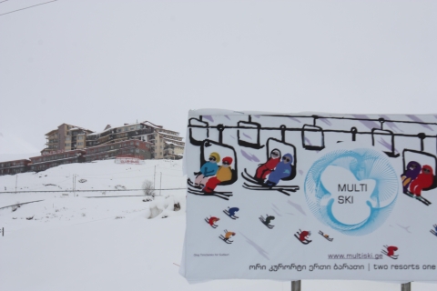 Von Tiflis aus: Ganztägige Schneeschuhwanderung nach KazbegiVon Tiflis aus: Ganztägige private Schneeschuhwanderung nach Kazbegi