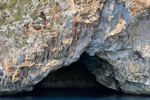 Castro: a boat tour through caves and crystal clear waters Castro: 2-hour boat tour through caves and crystal clear waters