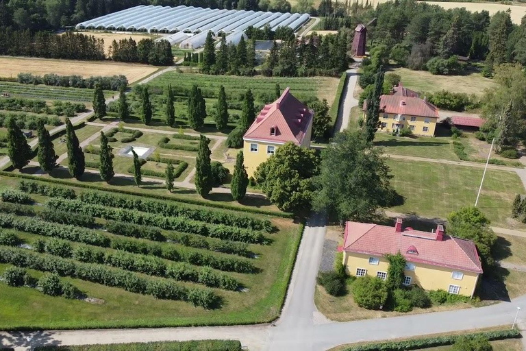 Helsinki: Private Visit to Finnish Berry Winery with Tasting