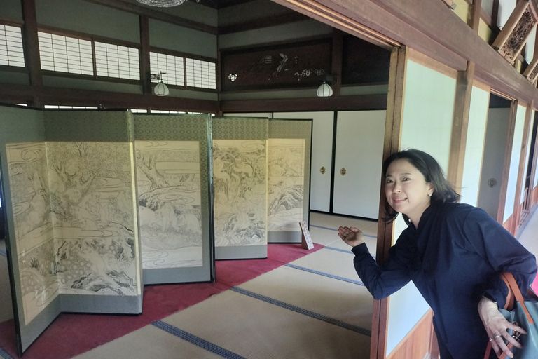 Tokyo: Ginza to Shibamata Walking Tour with Guide
