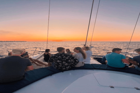 Crociera in catamarano al tramonto che include. Cena e intrattenimento