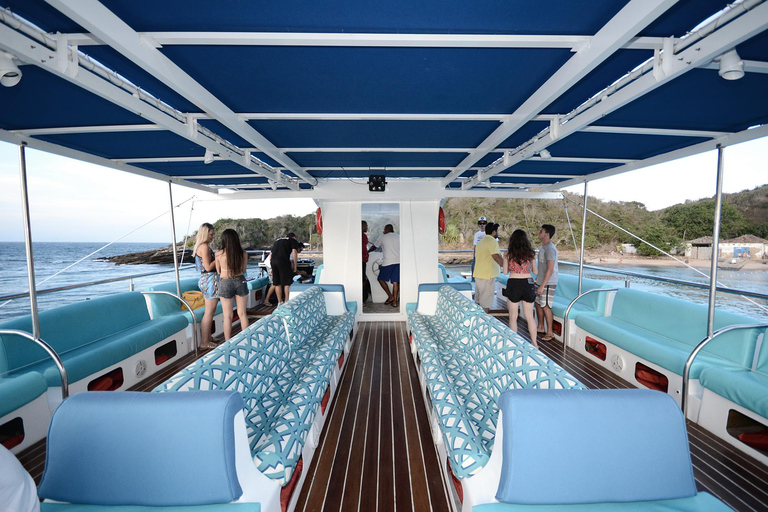Armação dos Búzios: Catamaran cruise with DJ on board. Armação dos Búzios: Catamaran cruise with a DJ on board.