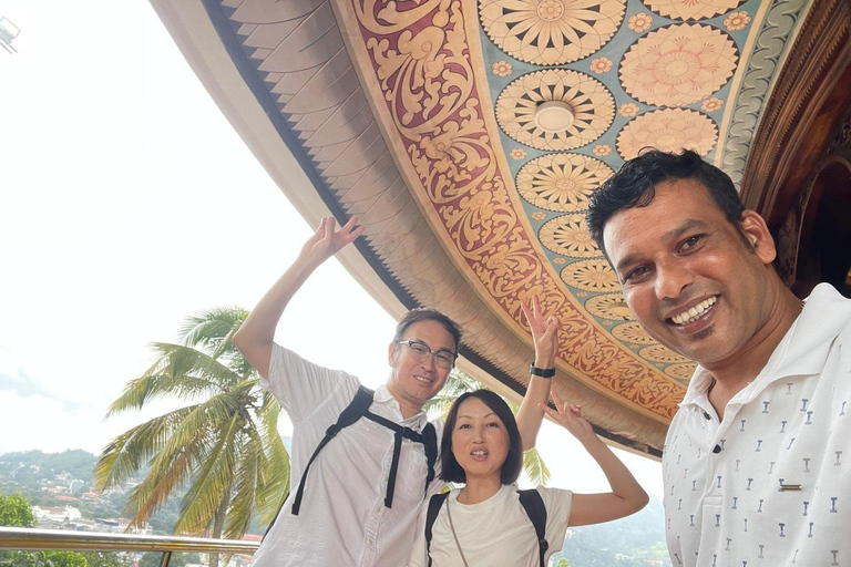 Kandy City Tour by Tuk Tuk with Roti Cooking & Tasting