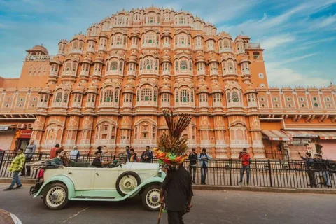 Jaipur: Hawa Mahal, Jantar Mantar & City Palace Guided Tour