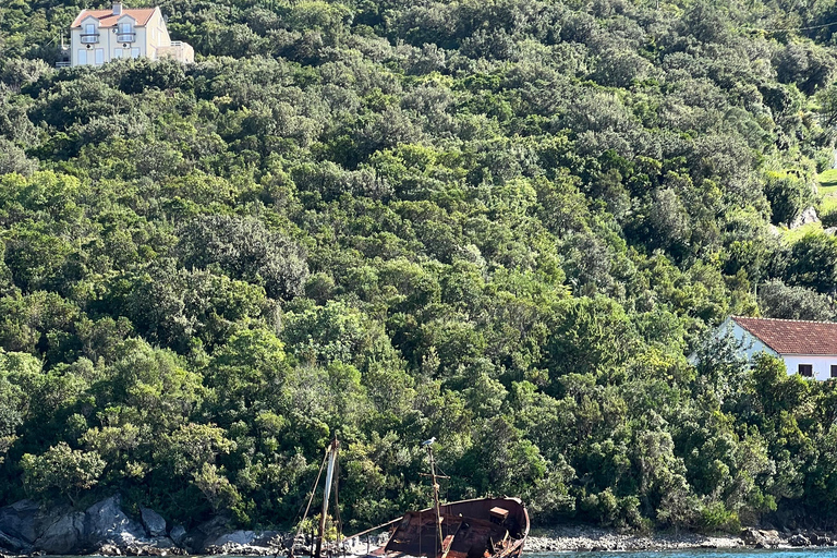 Paraíso Azul: recorrido en barco por la cueva Azul y la bahía de Kotor