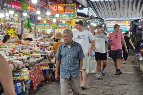 Hue: Excursão gastronómica a pé com serviço de busca no hotel e guia localTour gastronómico de rua em Hue de bicicleta