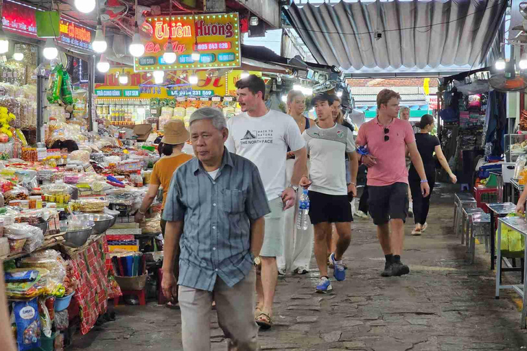 Hue: Excursão gastronómica a pé com serviço de busca no hotel e guia localTour gastronómico de rua em Hue de bicicleta