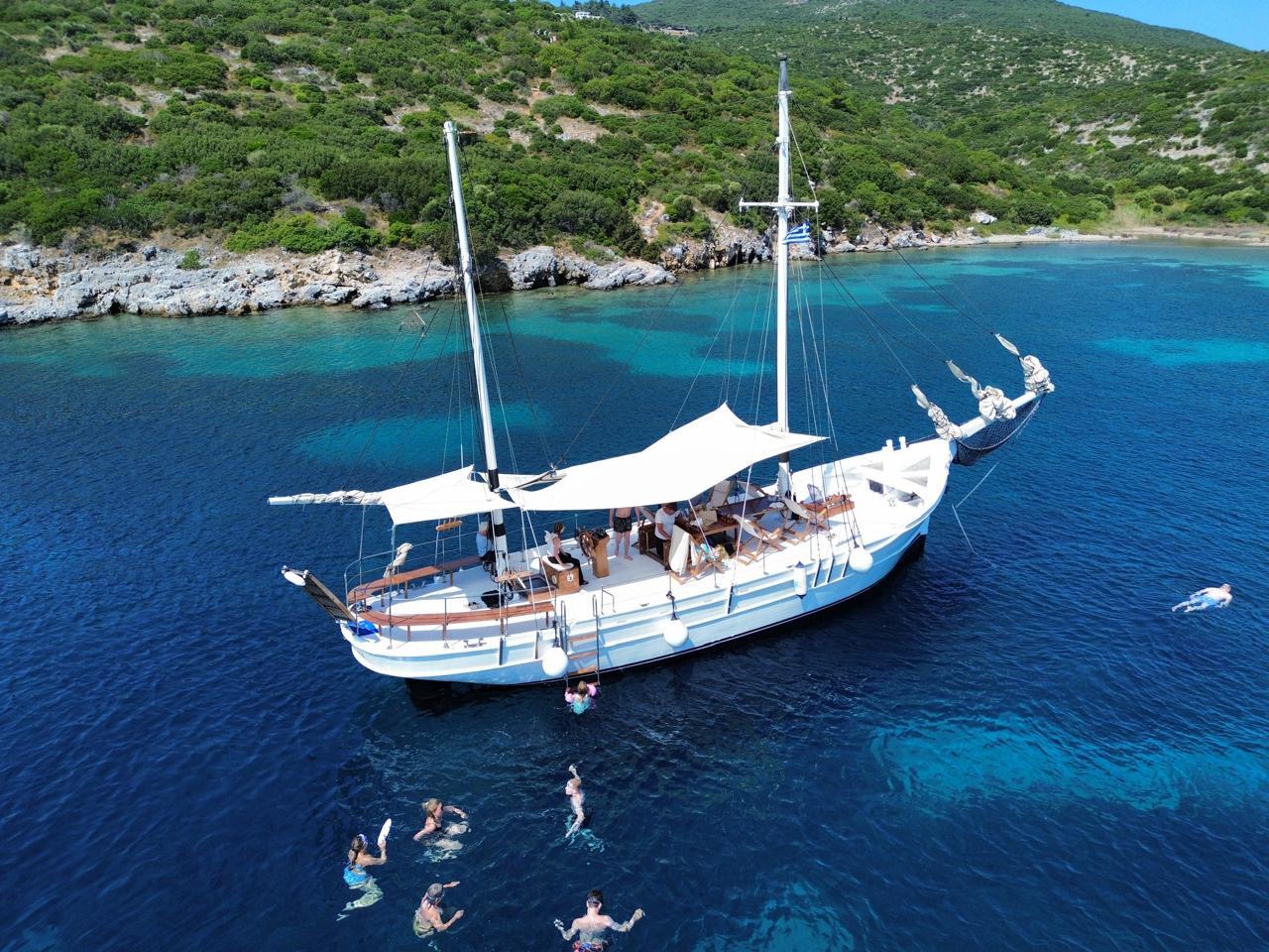 Samos: Bootsfahrt an der Ostküste mit Mittagessen und Getränken