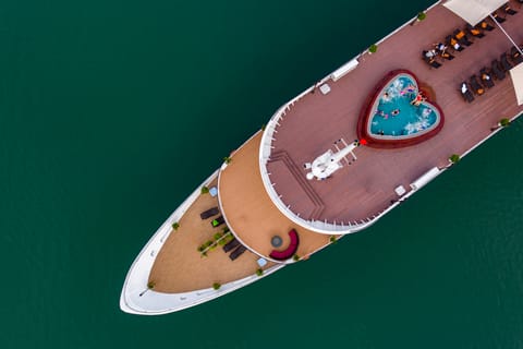 Ha Long: 2-Day Luxury Cruise with Private Balcony & Bathtub