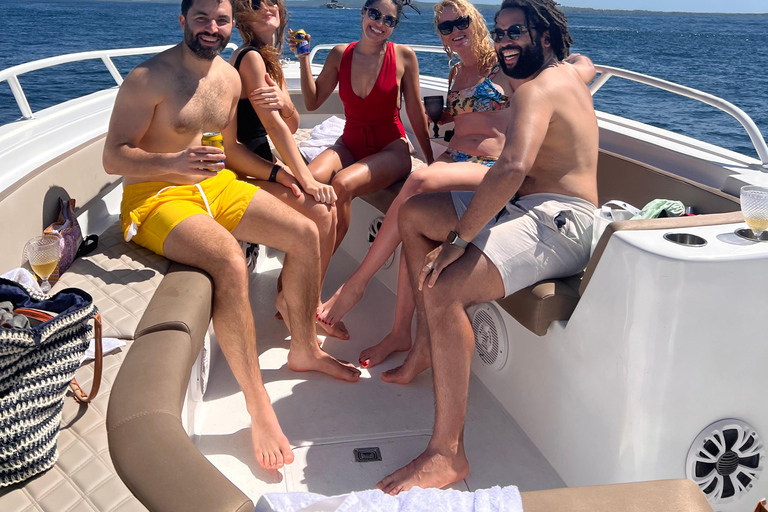 Cartagena: Rosario Islands and Cholon VIP Party Boat Tour