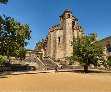 Tomar: Visita o Castelo dos Templários e o Convento de Cristo