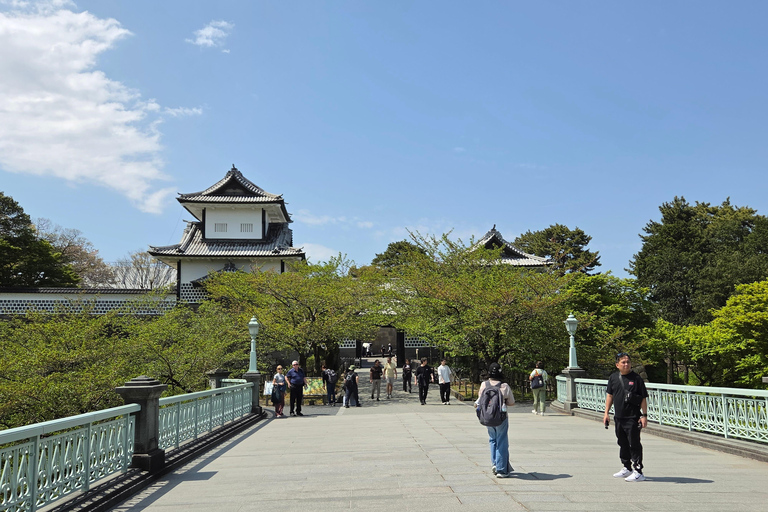 Kanazawa: Samurai Castle and Warrior District Walking Tour
