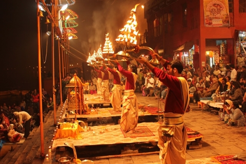 Varanasi: Ganztägige geführte Tour durch Varanasi und Sarnath mit dem AutoNur klimatisiertes Auto & Live Tour Guide