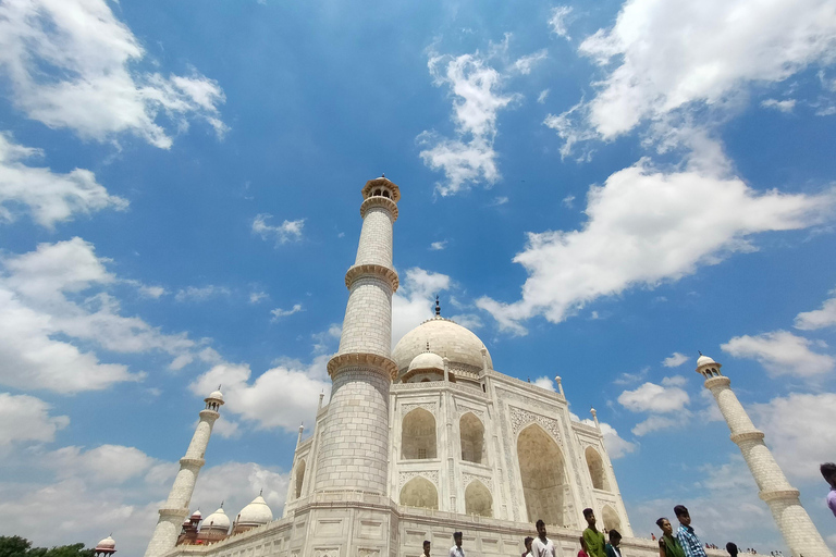 Agra: Taj Mahal Guided Tour with Photography & Rental Saree Taj Mahal Guided Tour without Entry Tickets & Rental Saree