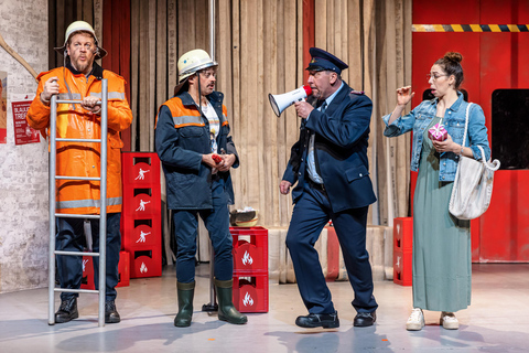 COMÖDIE Dresden: Ticket for the comedy "Brandheiss - Gelöscht wird später!"