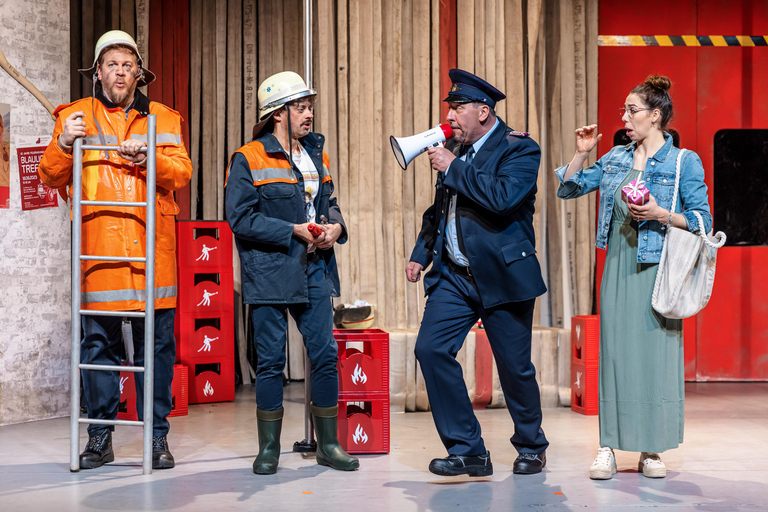 COMÖDIE Dresden: Ticket for the comedy "Brandheiss - Gelöscht wird später!"