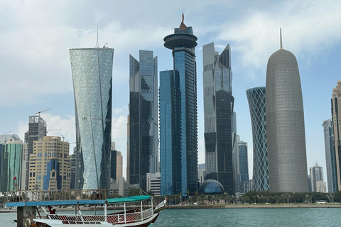 Exploration de la ville de Doha et tour en bateau sur un boutre traditionnel en bois