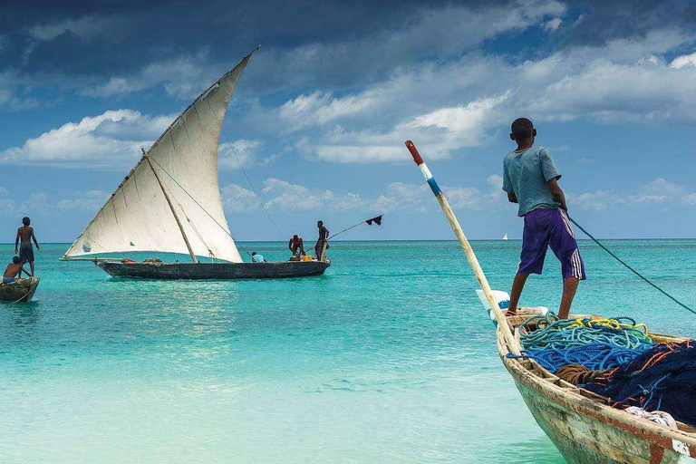 Crucero en dhow al atardecer por la costa de Stone Town