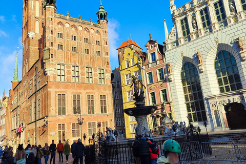 Gdańsk: Wrzeszcz and Shipyard District Private Bike Tour Golden Hour Ride – Gdańsk on evening mood Photo Stops