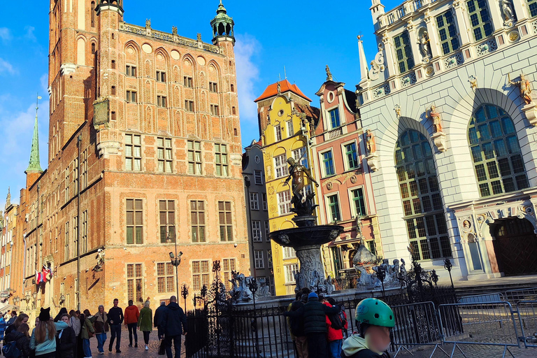 Gdańsk: Wrzeszcz and Shipyard District Private Bike Tour Golden Hour Ride – Gdańsk on evening mood Photo Stops