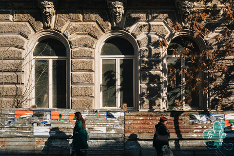 Alternatives Tiflis: Straßenkunst, Dezerter Basar & VerkostungenPrivate Tour