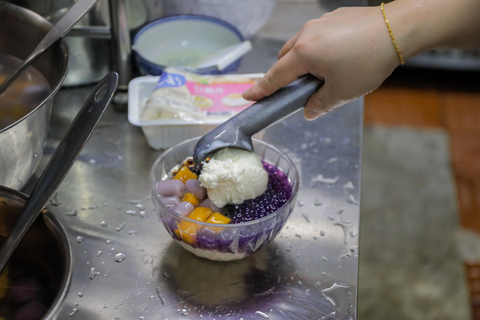 Hong Kong Kowloon: Michelin Street Food & Culture Walk Private Michelin Street Food & Culture Walk - 5 hours