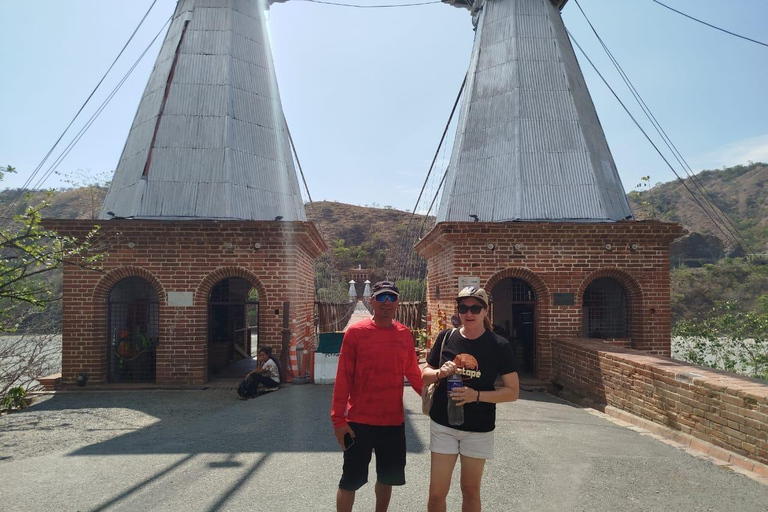 Medellín: tour coloniale di un'intera giornata con guidaMedellin: tour coloniale di un'intera giornata con guida
