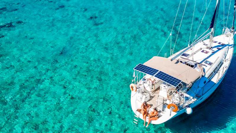 Chania: cruzeiro à vela com mergulho com snorkel e refeição