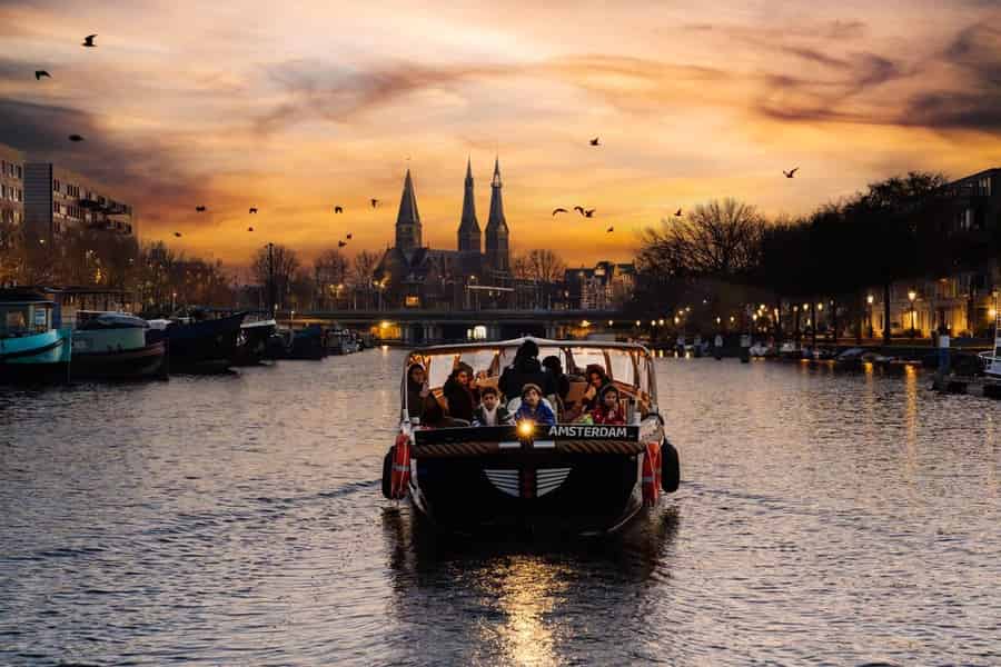 Amsterdam: Abendliche Grachtenfahrt (Sonnenuntergang) mit Getränken (optional). Foto: GetYourGuide