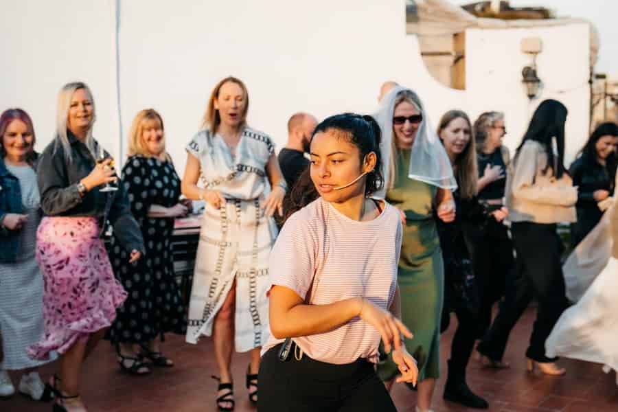 Madrid: Salsa-Kurs auf der Dachterrasse mit unbegrenzt Sangria. Foto: GetYourGuide Madrid: Salsa-Kurs auf der Dachterrasse mit unbegrenzt Sangria. Foto: GetYourGuide
