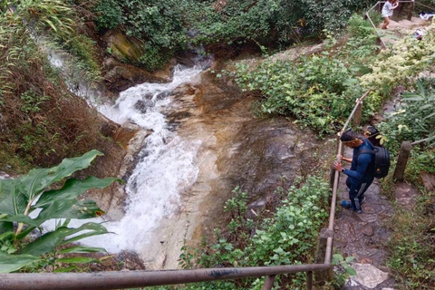 Mae Kampong dorp, warmwaterbronnen, Bo Sang paraplu's makenMae Kampong Village, warmwaterbronnen, Bo Sang-paraplu's maken