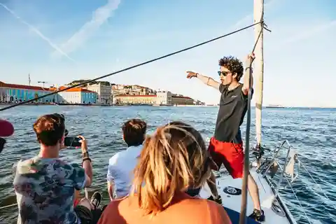 Lissabon: Nyd en sejlbådstur på Tagus-floden ved solnedgang eller om natten